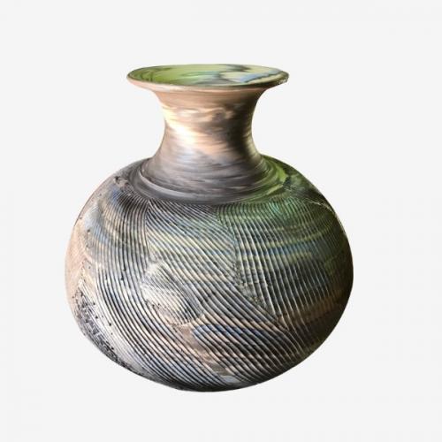 Vase en terres mêlées strié